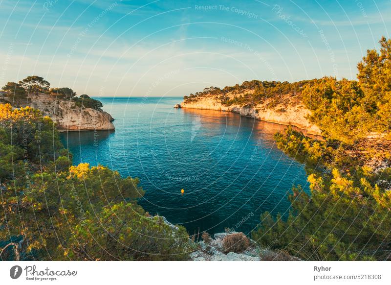Calanques, Côte de Azur, Frankreich. Schöne Natur der Calanques an der azurblauen Küste Frankreichs. Calanques - eine tiefe Bucht, umgeben von hohen Klippen. Landschaft im Licht des Sonnenaufgangs an einem sonnigen Sommermorgen