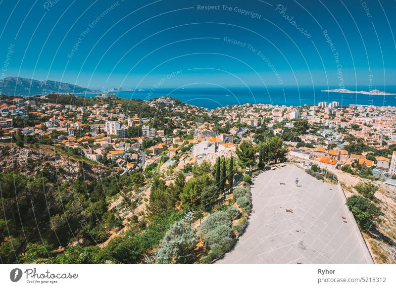 Marseille, Frankreich. Erhöhter Blick auf das Stadtbild. Wohnviertel und Straßenparkplätze unter dem sonnigen Sommerhimmel Architektur Gegend Gebäude Großstadt
