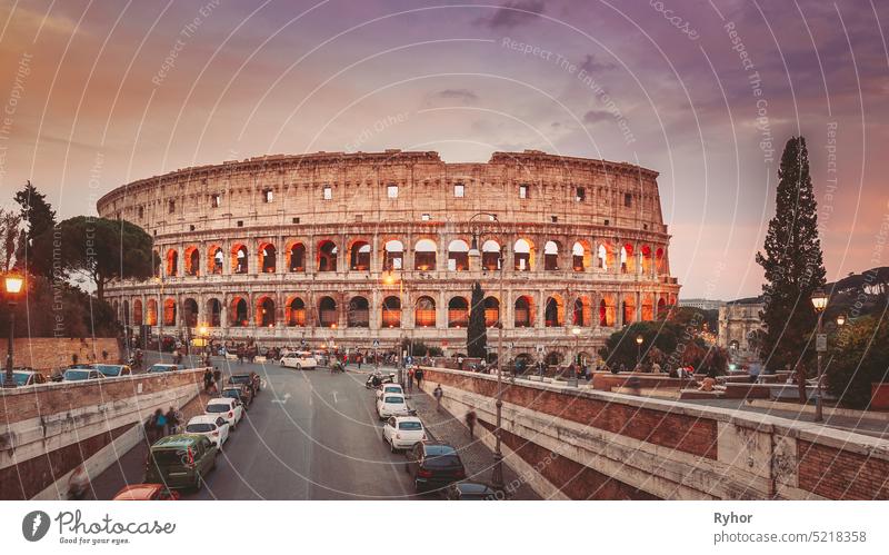Rom, Italien. Bunte Sonnenuntergang Himmel über Kolosseum auch bekannt als Flavian Amphitheatre in Abendzeit. Amphitheater flavisch Roma antik Architektur Arena