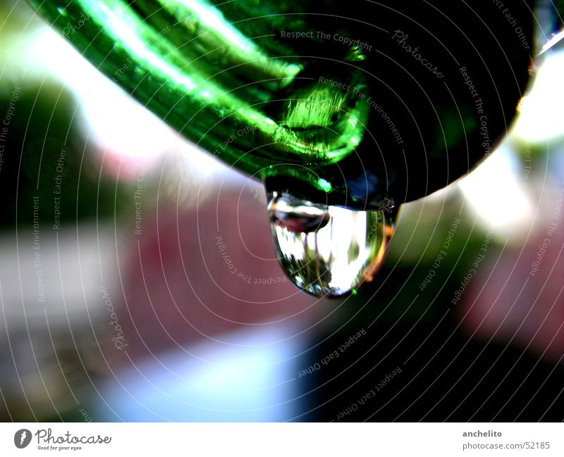 ein Tropfen aus einer Flasche grün liquide Hintergrundbild hängen Berghang Makroaufnahme Nahaufnahme bottle vessel Gefäße Wassertropfen drop droplet water
