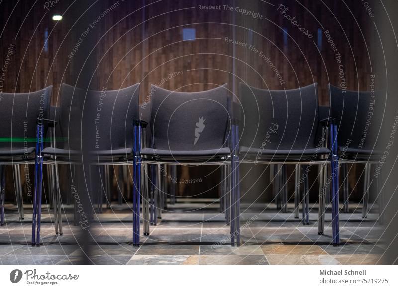 Blick in einen leeren Veranstaltungssaal bestuhlt Bestuhlung veranstaltungsort Sitzgelegenheit Platz frei Sitzreihe Stuhlreihe Reihe Strukturen & Formen