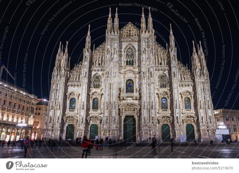 Mailand, Italien Weitwinkelaufnahme der beleuchteten Fassade des römisch-katholischen Doms im gotischen Stil auf dem gleichnamigen Hauptplatz. Dom zu Mailand