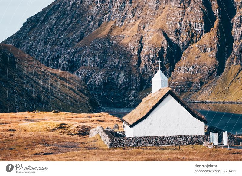 Blick auf eine Kirche im Sonnenlicht II Straße felsig schlechtes Wetter Umwelt Hügel Felsen Hochland ländlich Harmonie malerisch Färöer-Inseln idyllisch Saison