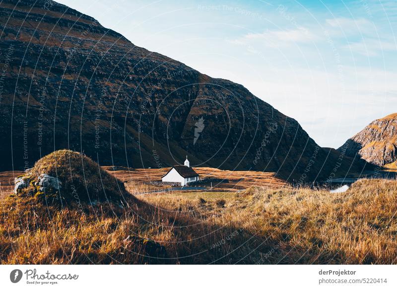 Blick auf eine Kirche im Sonnenlicht Straße felsig schlechtes Wetter Umwelt Hügel Felsen Hochland ländlich Harmonie malerisch Färöer-Inseln idyllisch Saison