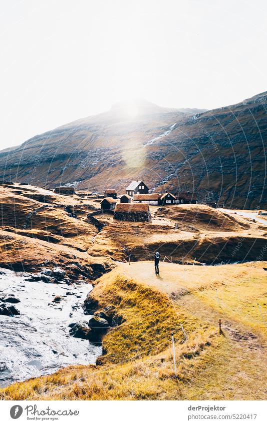 Blick auf Häuser im Sonnenlicht Straße felsig schlechtes Wetter Umwelt Hügel Felsen Hochland ländlich Harmonie malerisch Färöer-Inseln idyllisch Saison