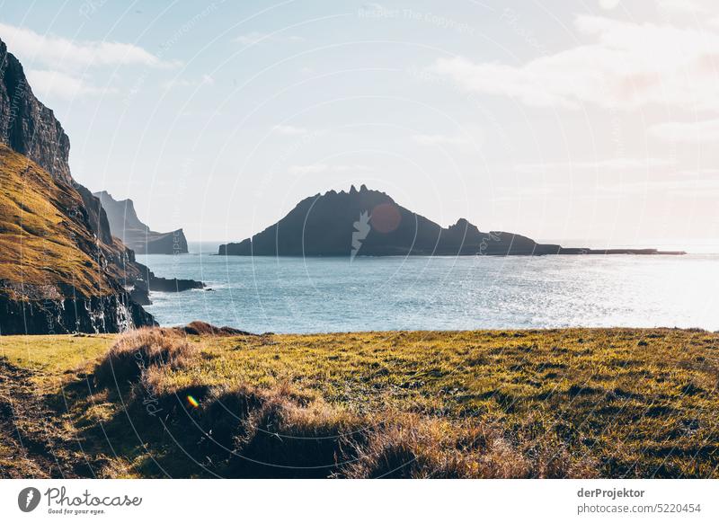 Blick auf vorgelagerte Insel und Fjord im Sonnenlicht II Straße felsig schlechtes Wetter Umwelt Hügel Felsen Hochland ländlich Harmonie malerisch Färöer-Inseln