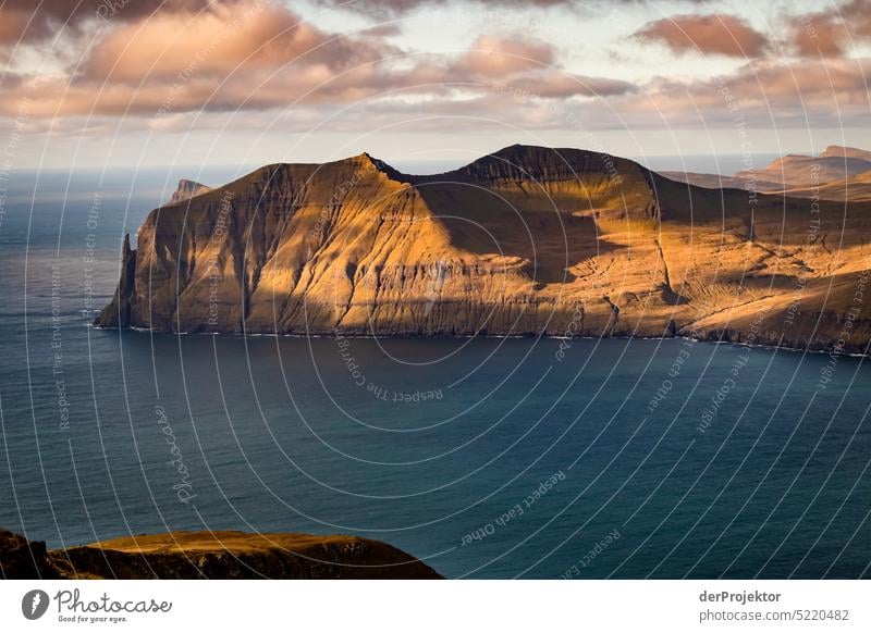 Blick über Landschaft und Fjord im Sonnenlicht Straße felsig schlechtes Wetter Umwelt Hügel Felsen Hochland ländlich Harmonie malerisch Färöer-Inseln idyllisch