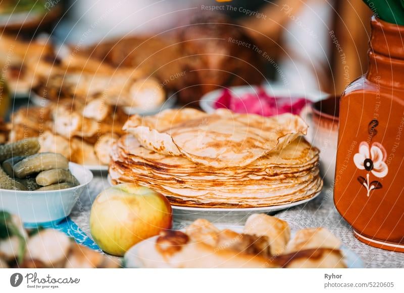 Gerichte der traditionellen belarussischen Küche - Pfannkuchen und Essiggurken. Attribut des traditionellen Volksfestes von Maslenitsa Weißrussisch Stillleben