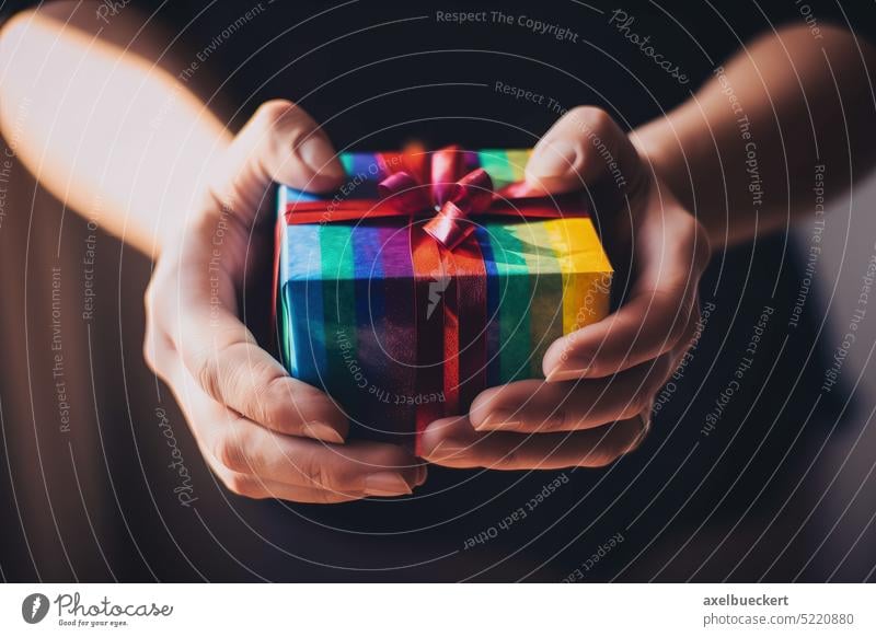 Hände halten regenbogenfarbene lgbt Geschenk oder Geschenk-Box. Generative KI. Hand Halt präsentieren Kasten Regenbogen lgbtq schwul Valentinsgruß Stolz