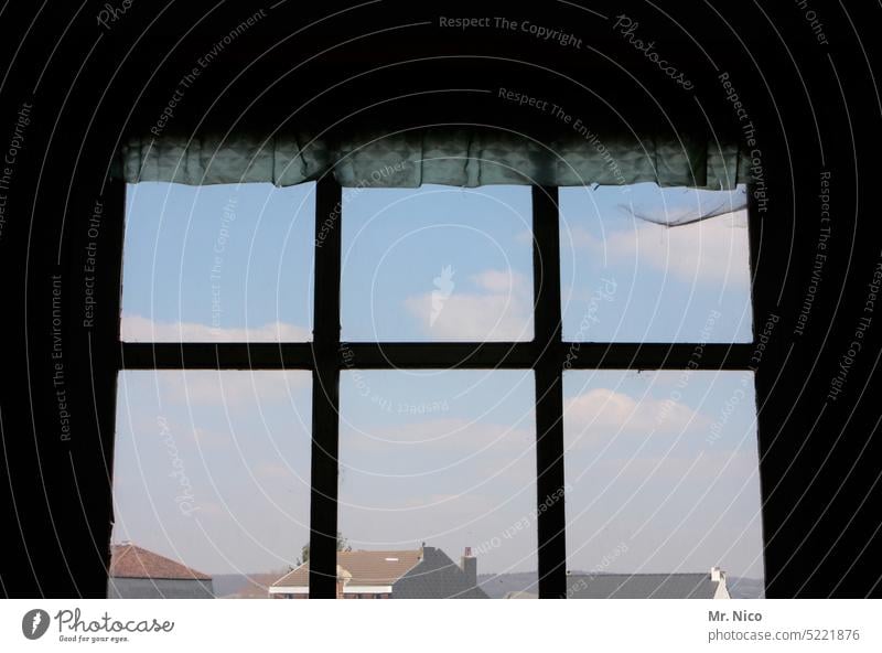 Fensterblick Fensterrahmen Glasscheibe Sprossenfenster Fensterscheibe Ausblick Blick aus dem Fenster Gardine dächer Himmel Rahmen Aussicht Nachbarschaft Haus