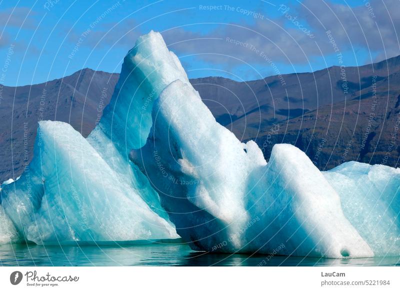 Die Spitze des Eisbergs Berg Gletscherlagune Island kalt Jökulsárlón blau Schnee Klima Klimawandel Wasser Wolken Lagune Ferien & Urlaub & Reisen