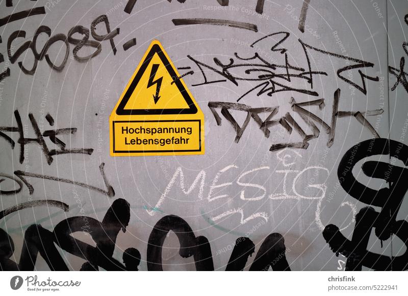 Warnschild Hochspannung Lebensgefahr Schild warnung warnschild Strom Spannung Gefahr Elektrizität Graffiti Warnung Hinweisschild Sicherheit Risiko Achtung