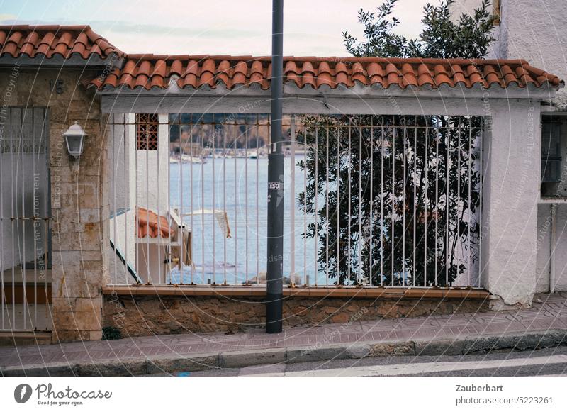 Meerblick hinter den Gittern eines überdachten Fensters an der Costa Brava Blick Stäbe Küste Urlaub Anspruch Wirklichkeit Freiheit ausbruch aufbruch Ferien