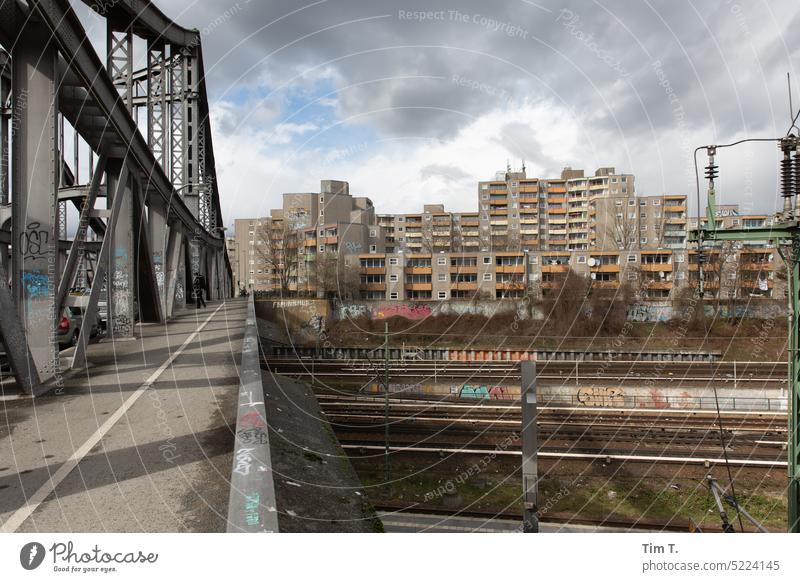 Brücke über die Bahngleise in Berlin Wedding gesundbrunnen Plattenbau wedding Farbfoto Gleise Wolken Frühling Architektur Himmel Außenaufnahme Berlin-Wedding