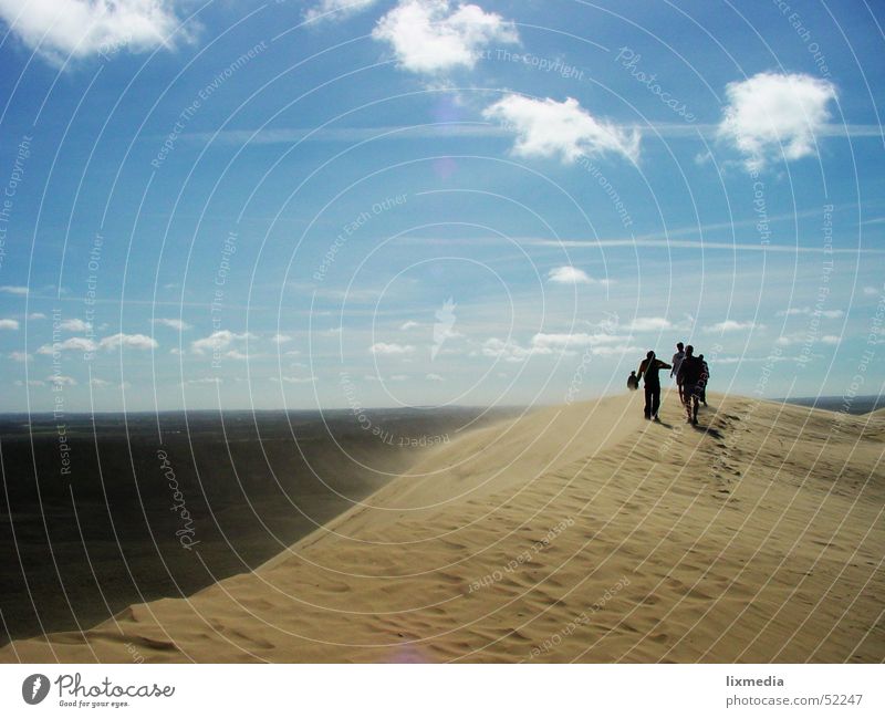 Sand im Land #1 Meer Lønstrup Sandverwehung Wolken Stranddüne Wüste Dänemark Wind wehen Himmel blau Mensch
