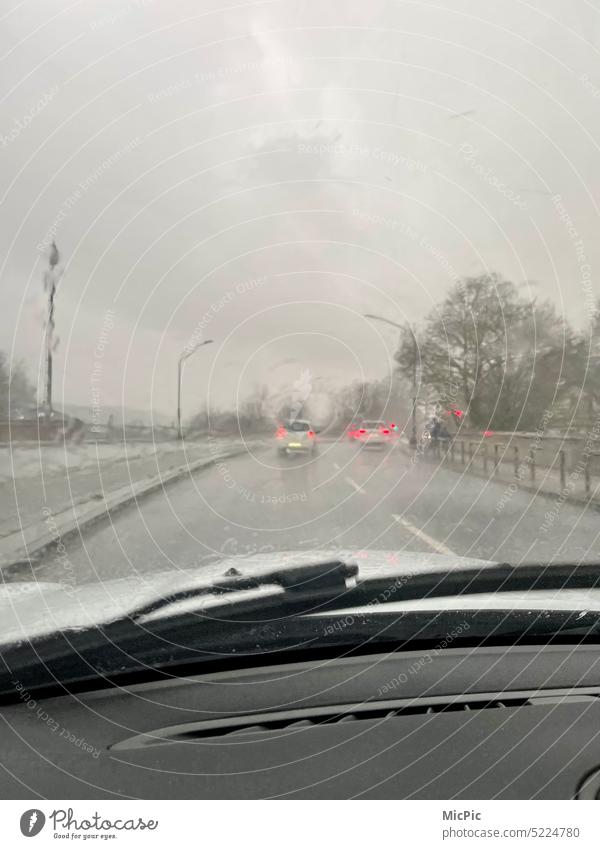 Regenwetter Straßenverkehr schlechte Sicht Platzregen Durchsicht fernsicht Autoscheibe Scheibenwischer autos Wasser schlechtes Wetter Autofahren Verkehr nass