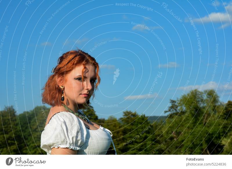 Junge schöne Frau in der Natur Porträt niedlich jung Schönheit Aussehen Bäume Mädchen Baum Kleidung Himmel Model weiß Textfreiraum mitfühlend Landschaft Gesicht