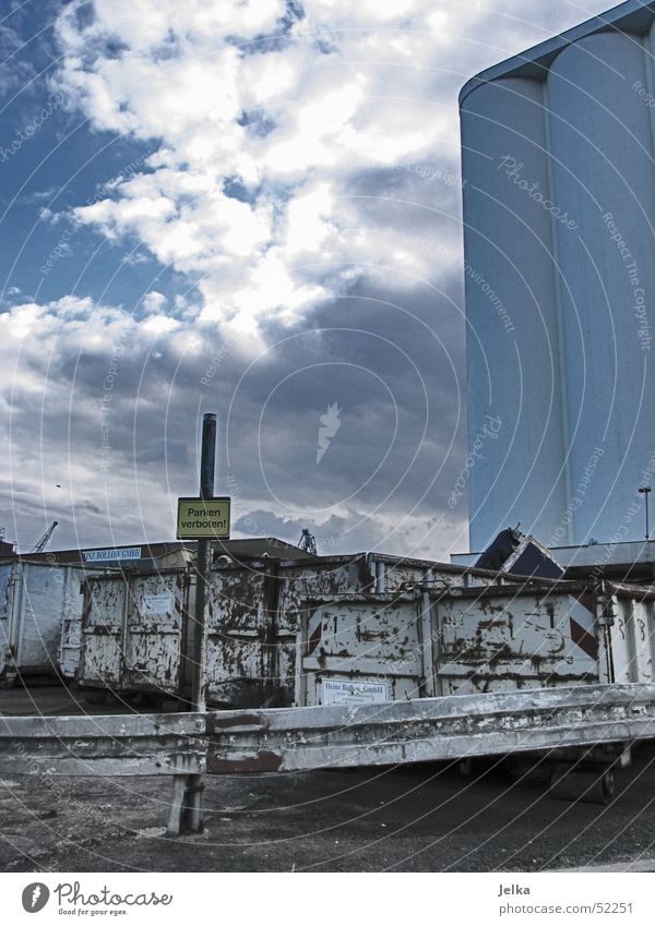 Parken verboten! Dachboden Himmel Wolken Hafen Gebäude Container Stahl Verbote parken Industriefotografie Schrott Müll Eisen Silo Leitplanke Harburg cloud sky