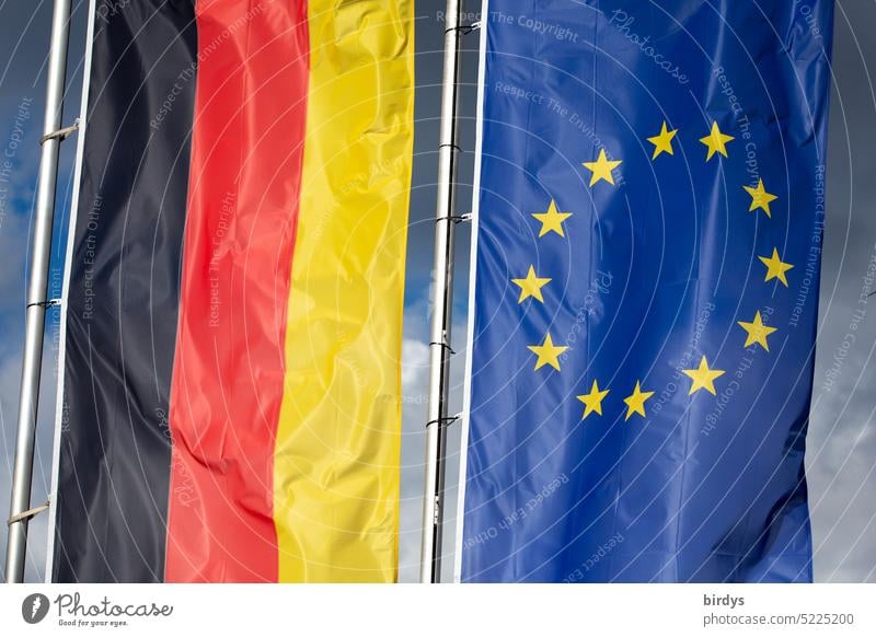 Deutschland und Europa. Deutschlandflagge und Europaflagge nebeneinander EU-Flagge Fahnen Flaggen Mitgliedsstaat Europäische Union BRD Europafahne