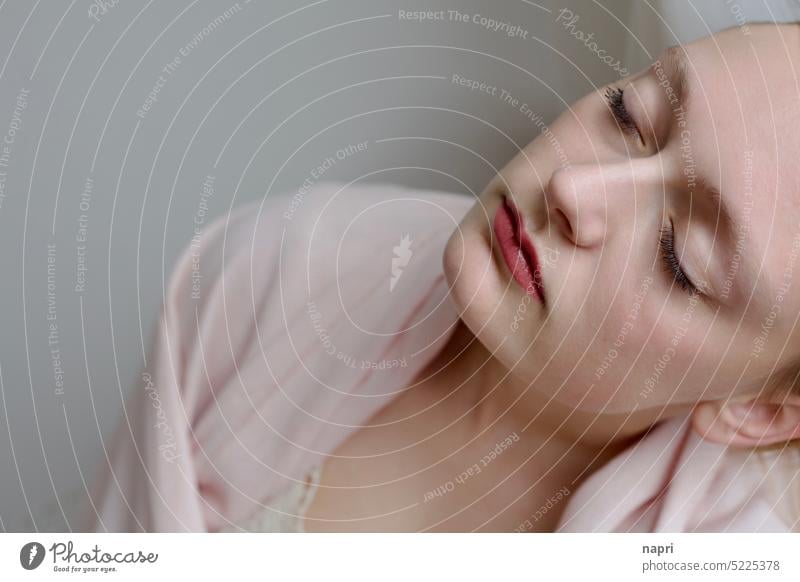 Tagträumen | Portrait einer jungen Frau mit geschlossenen Augen, veträumt zurückgelehnt. Junge Frau feminin Porträt verträumt in gedanken verloren sein Gefühle