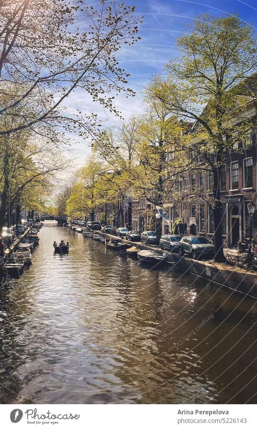 Der Frühling Amsterdam Niederlande Großstadt Kanal Boot Ansicht Wasser