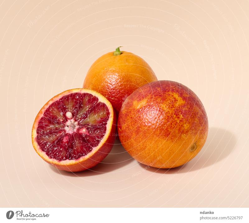 Rotes Orange auf beigem Hintergrund orange Spielfigur roh rot reif Scheibe aufgeschnitten süß tropisch Vegetarier Vitamin ganz kreisen Zitrusfrüchte