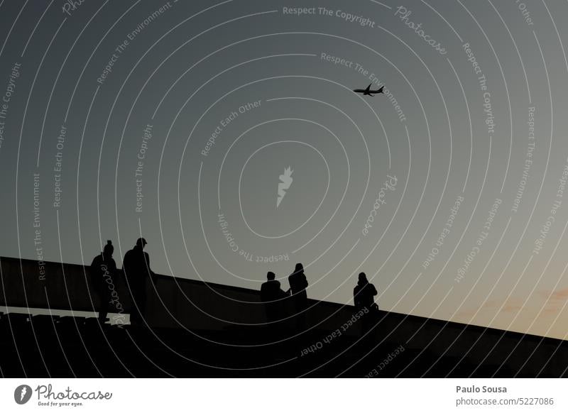 Silhouetten von Menschen, die ein Flugzeug beobachten Himmel reisen Reisefotografie Feiertag Verkehr Ferien & Urlaub & Reisen Passagierflugzeug Tourismus