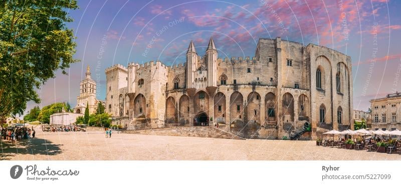 Avignon, Provence, Frankreich. Panorama des alten Papstpalastes, Saint-Benezet, Avignon, Provence, Frankreich. Berühmtes Wahrzeichen. Veränderter Himmel bei Sonnenuntergang