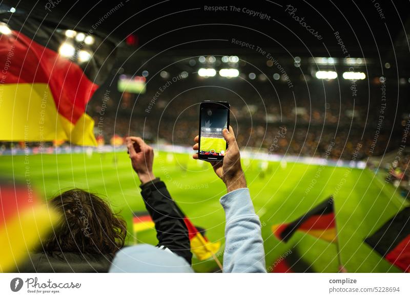 Fussball-Spiel im Stadion Deutschland Fans mit deutschen Flaggen EM WM Fußballstadion Außenaufnahme Applaus Weltmeisterschaft Europameisterschaft Stimmung