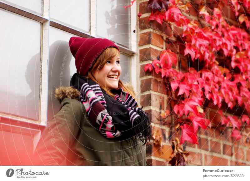 Roter Herbst (IV). feminin Junge Frau Jugendliche Erwachsene 1 Mensch 13-18 Jahre Kind 18-30 Jahre Umwelt Natur Schönes Wetter Pflanze Efeu Freude Herbstlaub