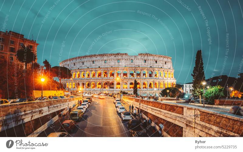 Rom, Italien. Kolosseum auch bekannt als Flavisches Amphitheater am Abend oder in der Nacht flavisch Roma antik Architektur Arena schön blau Gebäude PKW