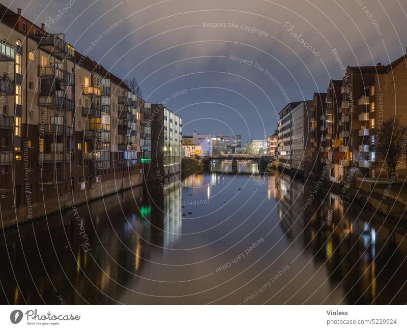 Es wird dunkel am Südkanal in Hamburg Bille Nacht beleuchtet Spiegelung Mietwohnung Balkon Kanal Wasser