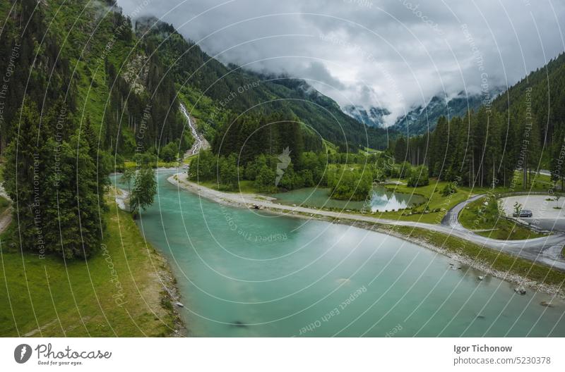 Panoramablick aus der Luft auf einen Wildfluss im Stubaital, Österreich Fluss stubai Tal Sommer Berge u. Gebirge Alpen Tourismus stubaital Himmel malerisch