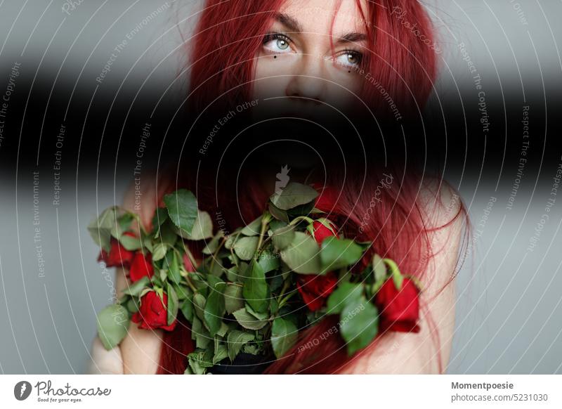 rothaarige Frau hält rote Rosen und blickt in die Ferne Balken Zensur Blumen Blumenstrauß langhaarig Fernweh verliebt Scheidung Trennung Single Dating Date