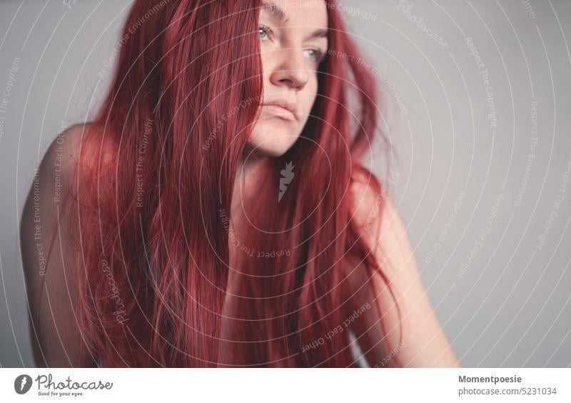 rothaarige Frau blickt in die Ferne Blick langhaarig feminin Mensch Porträt Junge Frau schön Erwachsene Gesicht Beautyfotografie Melancholie langes Haar