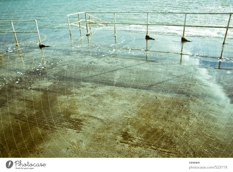nass Meer Geländer Beton Überschwemmung Wasser Schwimmbad Einstieg (Leiter ins Wasser) Farbfoto Außenaufnahme Menschenleer Textfreiraum links
