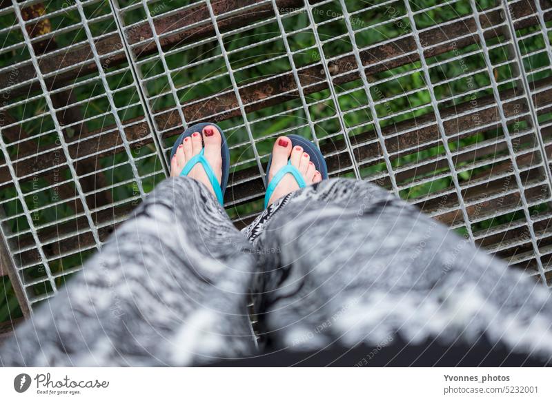Frau mit Flip Flops auf einer Brücke im Dschungel Nationalpark Flipflops Outdoor Thailand Tourismus Urlaub fuesse Ferien & Urlaub & Reisen Natur wandern