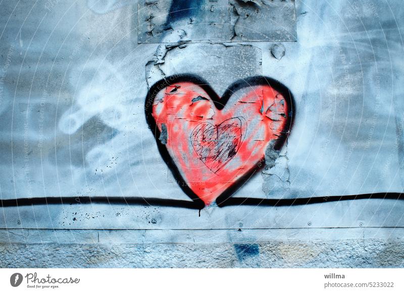 Offenes Herz an einer Wand, ästhetische Graffiti Lebenslinie Liebe Romantik Liebeserklärung Verliebtheit Liebesbekundung Liebesgruß Valentinstag herzförmig