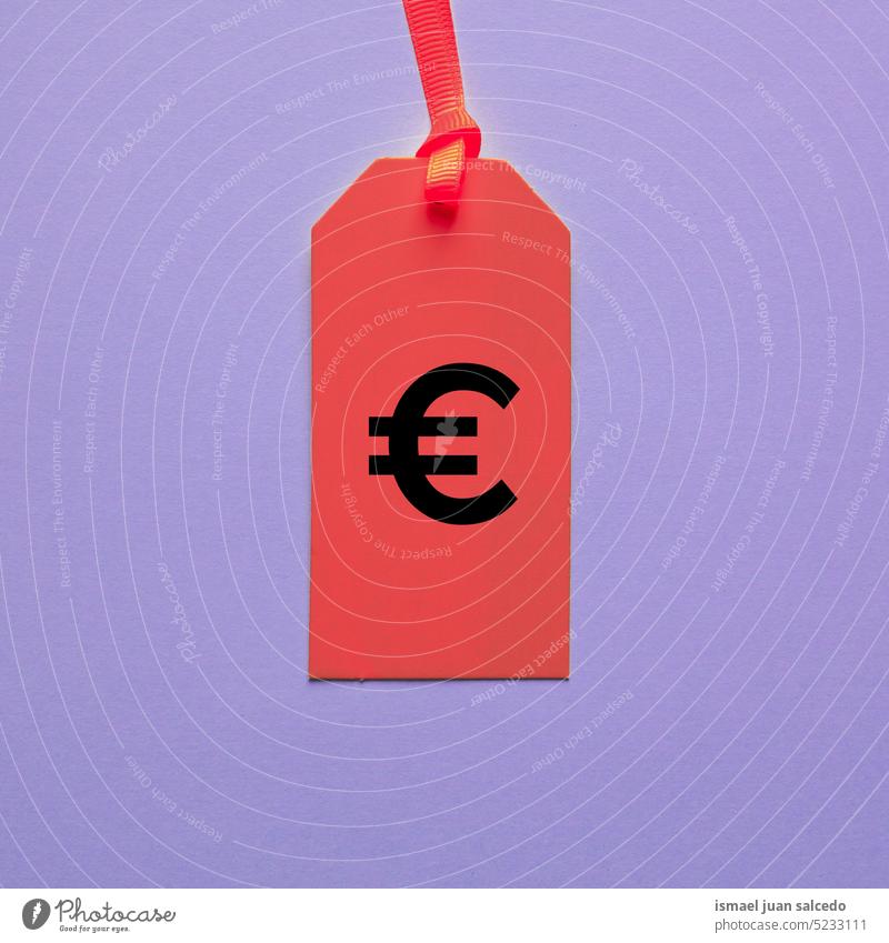 Euro-Symbol auf dem roten Preisschild Tag rotes Schild rote Farbe violetter Hintergrund Attrappe rotes Modell Objekt Eurozeichen Euro-Zeichen € Geld Markt