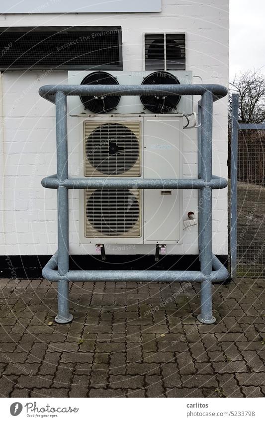 Klimaschützer | Vier Lüfter hinter dickem Stahlrohr Inverter Klimaanlage Ventilator 4 Klimatechnik Rammbügel Schutzbügel Wand Weiß Pflaster Grau Lüftung