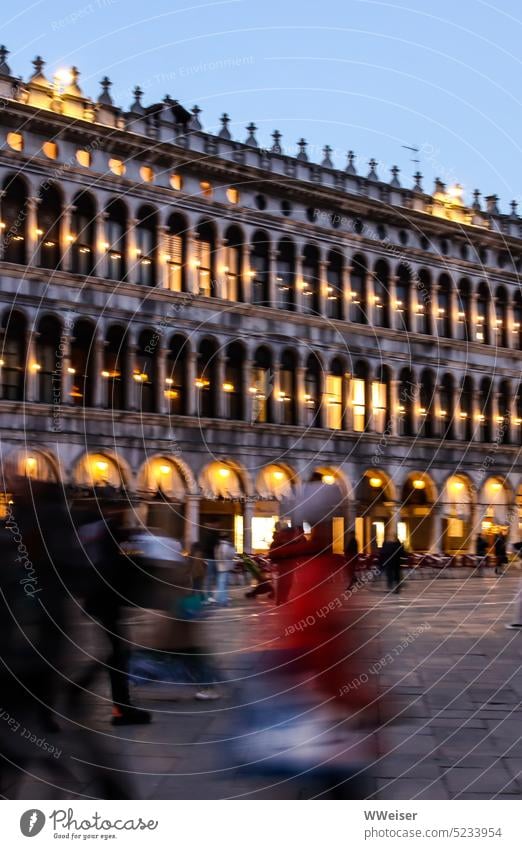 Es ist Abend in der alten Stadt, nur die Touristen sind noch in Eile und huschen über den Platz Reise klarer Beleuchtung berühmt Sehenswürdigkeit Markusplatz