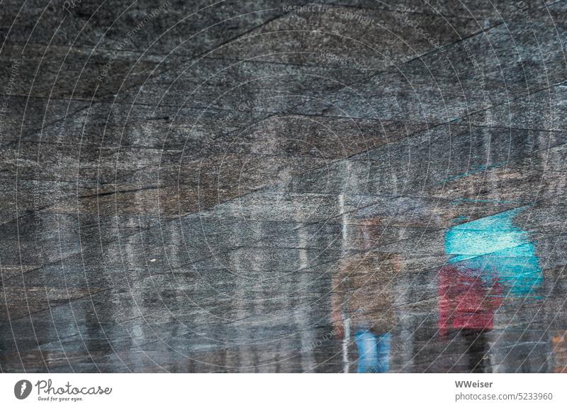In den nassen grauen Platten der Fußgängerzone spiegeln sich Menschen mit Regenschirm Wetter regnerisch schlechtes Wetter Regenkleidung Passanten Asphalt