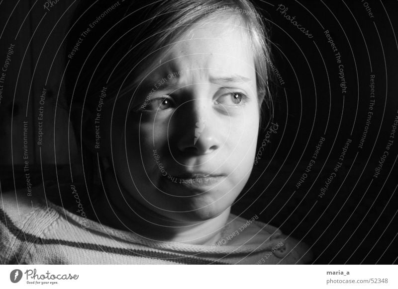 Mädchen 4# Kind schwarz dunkel Gefühle Licht Porträt hell Kontrast Gesicht Schwarzweißfoto b/w Gesichtsausdruck Fragen