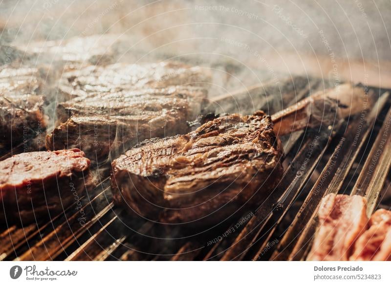 Ausgezeichnete Stücke argentinischen Rindfleischs auf dem Holzkohlegrill appetitlich Hintergrund Barbecue Grillen grillen mit Knochen Nahaufnahme gekocht