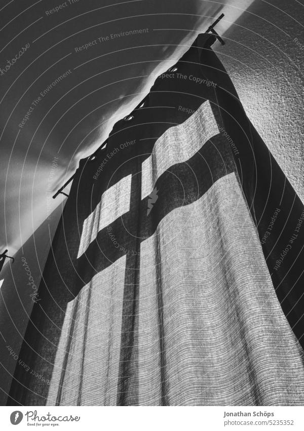 Fensterkreuz als Schatten auf Vorhang Raum Gardine Schwarzweißfoto schwarzweiß Kreuz Christentum Licht Weitwinkel Froschperspektive wohnung wohnen