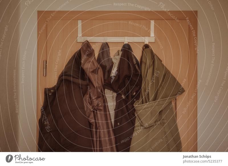 Hakenleiste für Kleidung an Tür Garderobe Jacken hängen aufhängen Innen Wohnung eng retro analog Kleiderständer Garderobenhaken Kleiderhaken Bekleidung