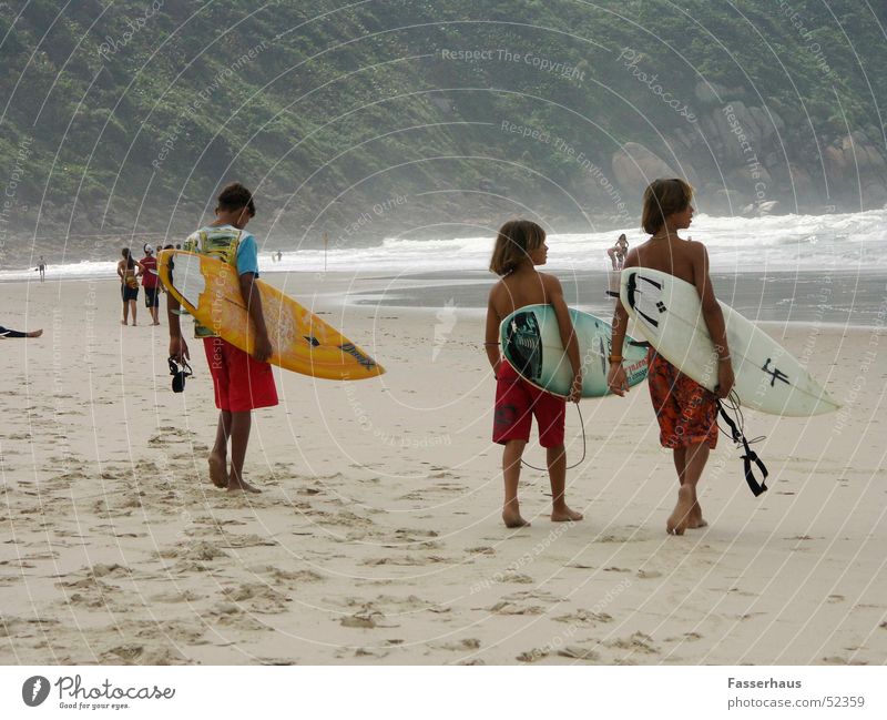 surf kids Surfer Surfen Surfbrett Wellen Strand Ferien & Urlaub & Reisen Brasilien Guarujá Sonnenbad Kind Junge Meer wave bord vacancy easy Sport Freiheit