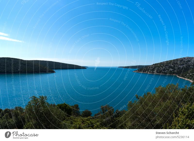 Blick von einer Klippe in eine Bucht mit blauem Wasser blaues Wasser Landschaft Meer Küste Natur Himmel Blaues Meer MEER Blauer Himmel Horizont