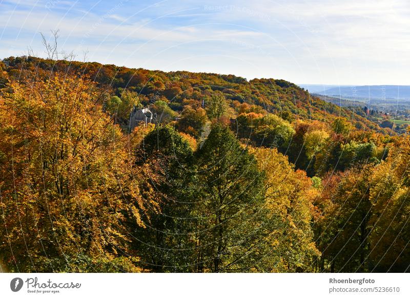 Blick von der Teufelsbrücke auf das Altensteiner Schloss in der Nähe von Bad Liebenstein altensteiner schloß altensteiner schloßpark teufelsbrücke herbst bunt