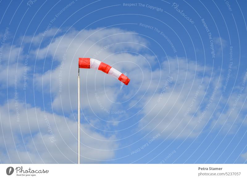 Windsack III Himmel rot blau Wolken weiß Windrichtung gestreift Luftverkehr fliegen Menschenleer Außenaufnahme Wetter Farbfoto wehen